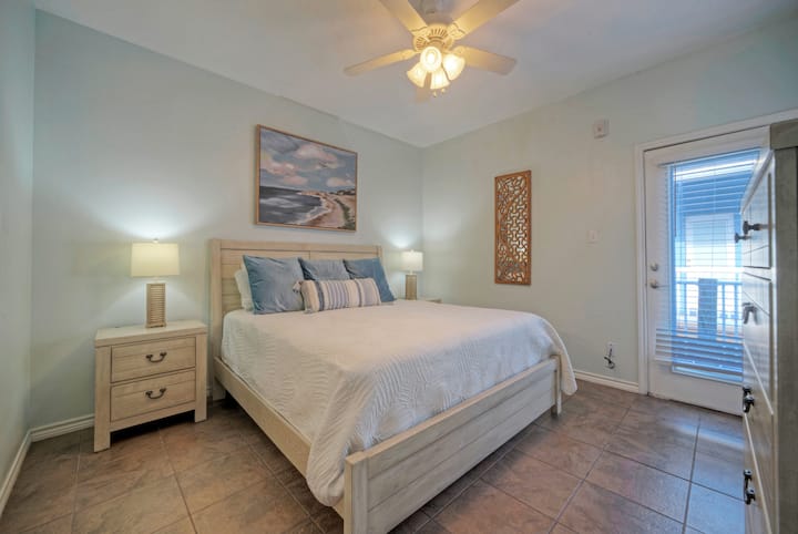 Dhoma kryesore e gjumit ka një krevat dopio "king", televizor dhe një banjë. (Costa Bahia 202)