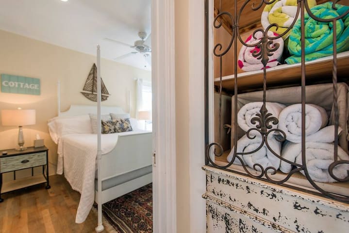 Gorgeous Cottage w/AC & Parking & Private Patio!