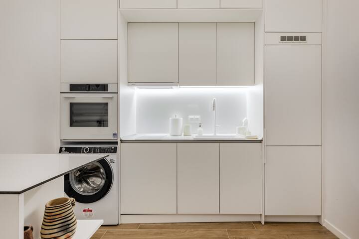 Chleo – Glamorous 2 BR Apt. W/ Balcony in Athens gallery image 5