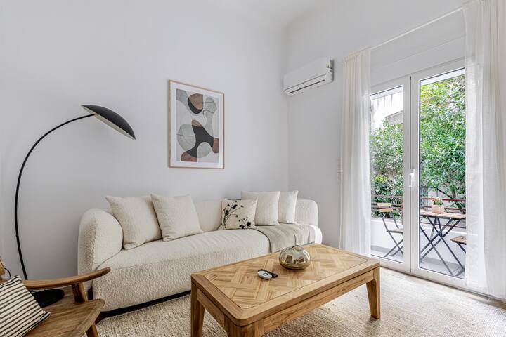 Chleo – Glamorous 2 BR Apt. W/ Balcony in Athens