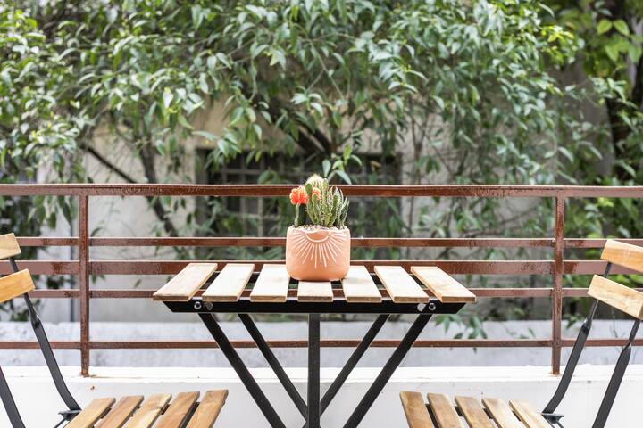 Chleo – Glamorous 2 BR Apt. W/ Balcony in Athens gallery image 2