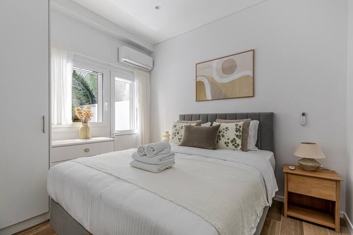 Chleo – Glamorous 2 BR Apt. W/ Balcony in Athens gallery image 3