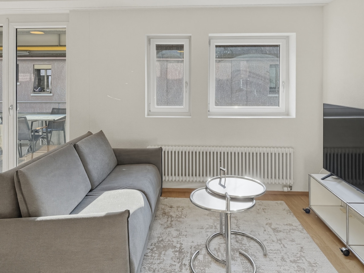 Top Airbnb: 1BR apartment with balcony - West 13 in Sihlfeld