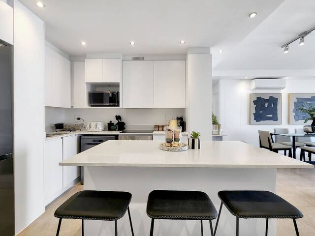 Modern Luxury In Heart Of Sea Point gallery image 4