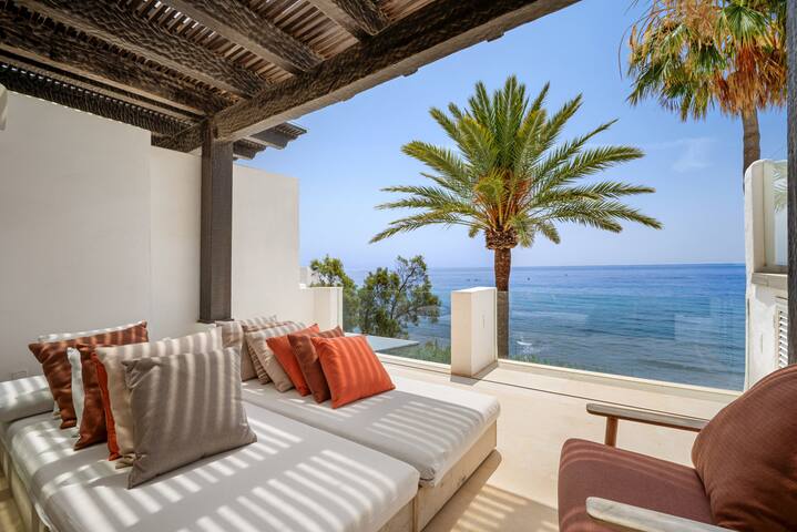 Stylish 4‑Bedroom Duplex in Puente Romano