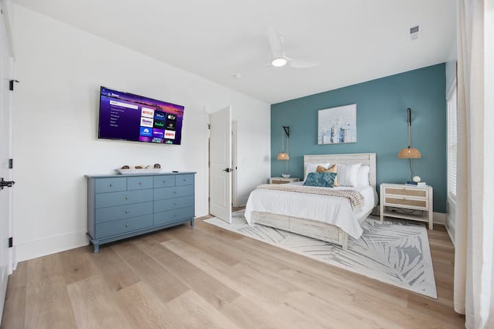 Спокойствието среща стила - тази красива спалня предлага спокойно място за отдих с нотка на крайбрежен чар.