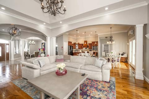 The Bishops Manor – Stay for 10!