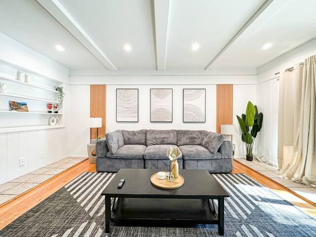 Luxurious 7BR-5BA Oasis with Pool – LouW-UC gallery image 2