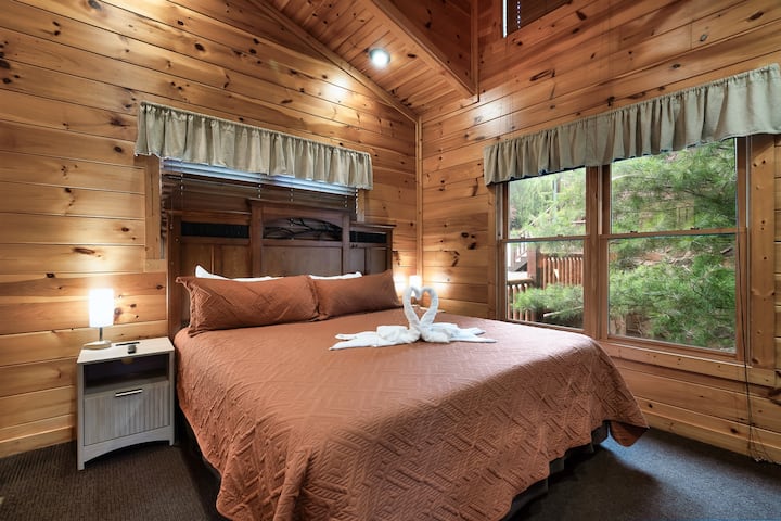 La camera da letto da sogno in montagna ti aspetta: travi in legno, aria frizzante e panorami infiniti.