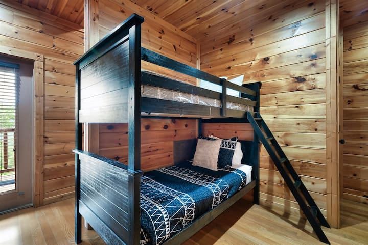 Avventure divertenti ti aspettano in questo rifugio rustico con eleganti letti a castello per gruppi più numerosi!