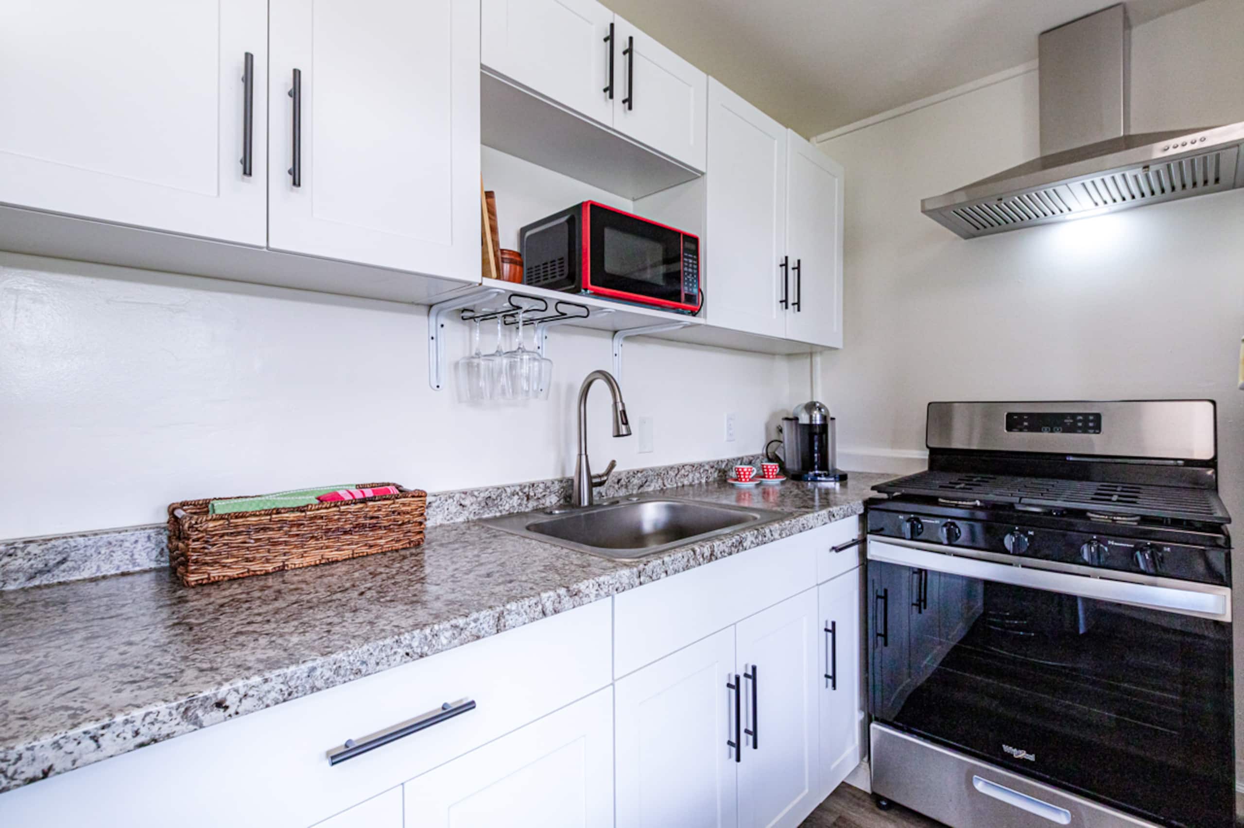Condo in Hilo · ★4.8 · 2 bedrooms · 2 beds · 1 shared bath - Image 14
