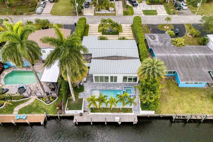 Canal-Front Oasis w/ Pool & Hot Tub | Gulfstream gallery image 3