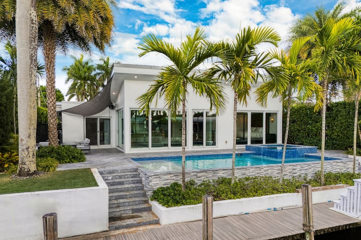 Canal-Front Oasis w/ Pool & Hot Tub | Gulfstream