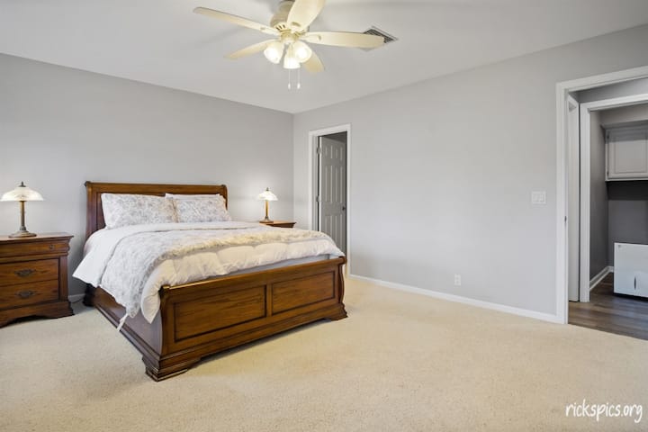 Queensize bed op de benedenverdieping