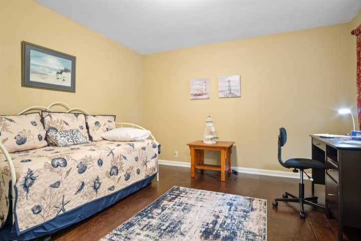 Tweede slaapkamer met twee eenpersoonsbedden en onderschuifbed