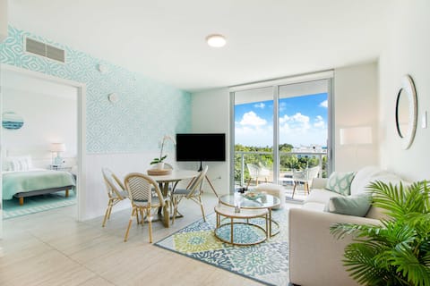 Popular Airbnb listing: 2-Bed Condo | Beautiful Decor, Pool, Parking & Gym in Magnolia Park