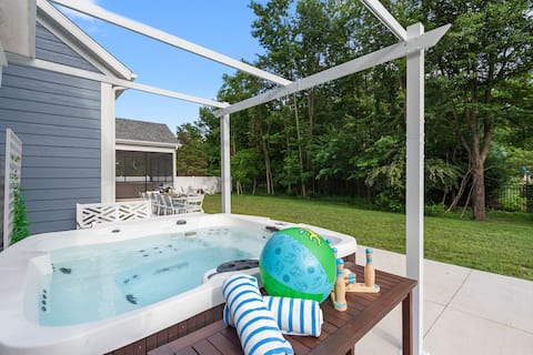 Walk to Beach, Coffee Shops! Hot tub & Game Room!