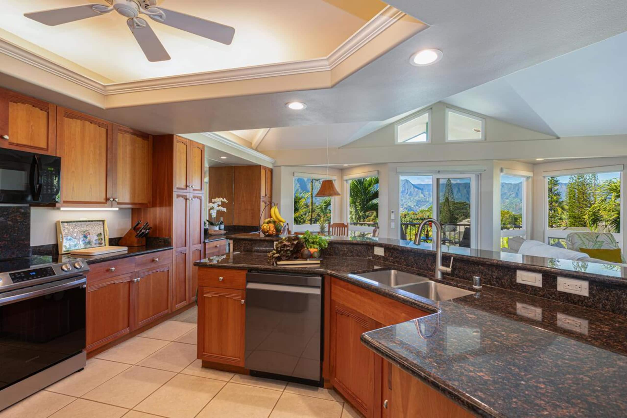 Condo in Princeville · ★4.94 · 3 bedrooms · 3 beds · 3 baths - Image 4