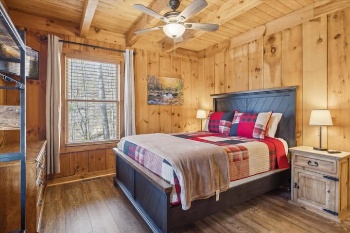 Chumba cha kulala cha wageni cha ghorofa kuu kilicho na kitanda cha ukubwa wa malkia