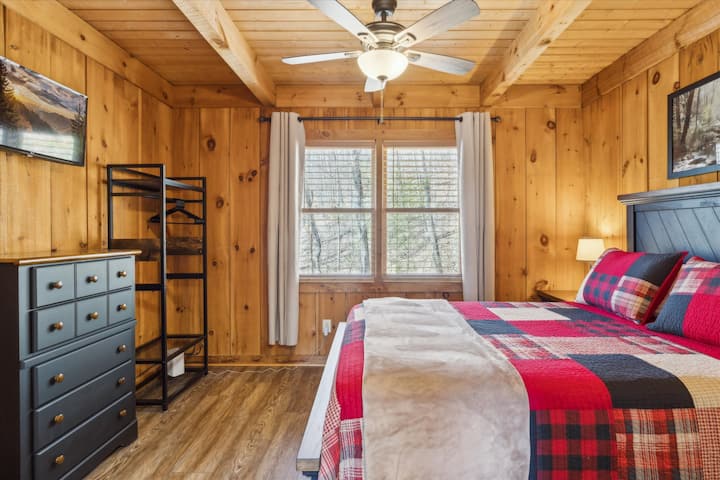 Chumba cha kulala cha wageni cha ghorofa kuu cha pili kilicho na kitanda cha ukubwa wa malkia