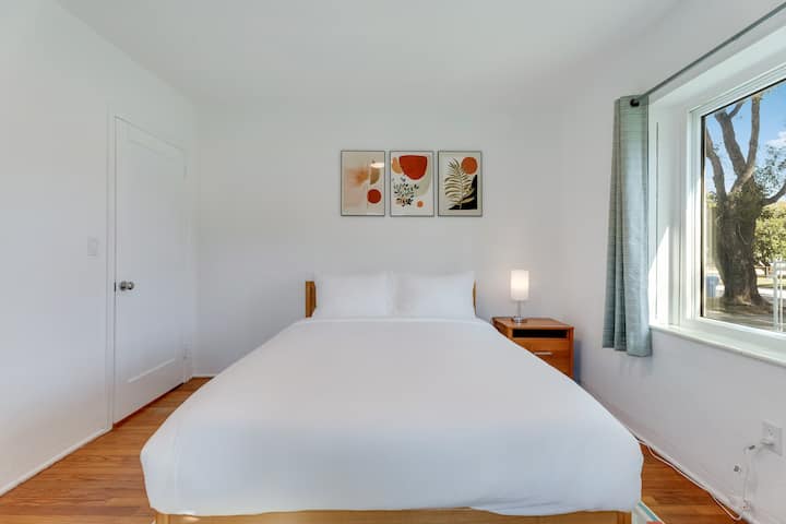 habitación de invitados con cama tamaño queen 