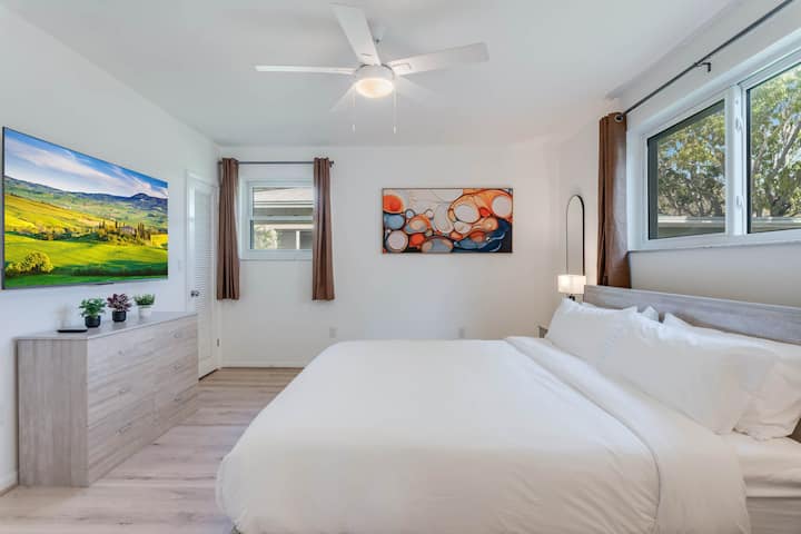 dormitorio principal con armario y baño