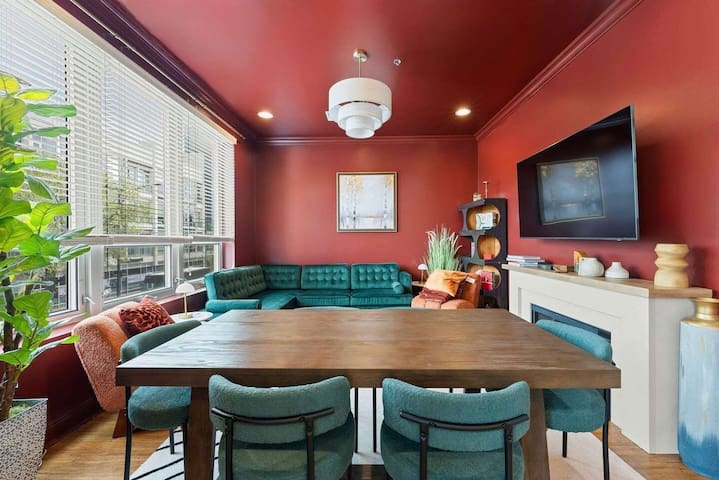 1 Free Parking, Gym, Balcony, Sleeps 10!