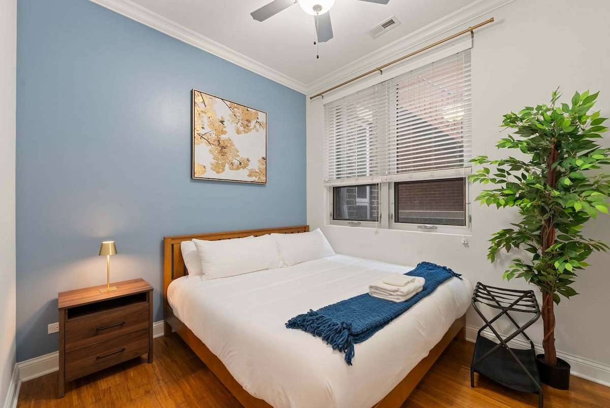 تفضل بالدخول إلى غرفة النوم هذه المزينة بشكل جميل، والتي تحتوي على سرير مريح بحجم كينغ ومفروشات أنيقة ولمسات مدروسة