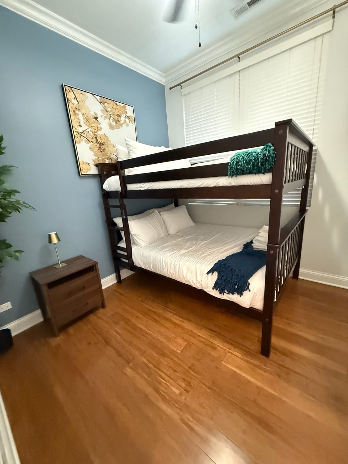 استرخِ على سرير مريح بطابقين، مما يوفر ترتيبات نوم مريحة للجميع في مجموعتك