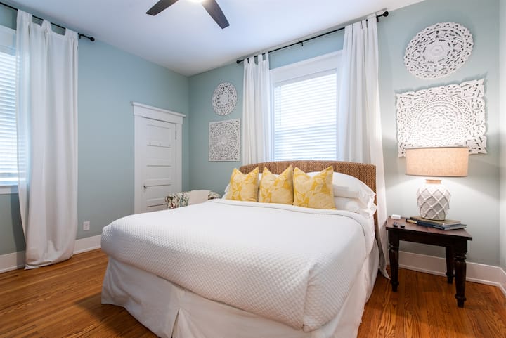 1-ლი სართული მე-2 საძინებელი ~ დიდი ზომის საწოლი ~ 45" სმარტ-ტელევიზორი ~ განახლებული სრული სააბაზანო დერეფნის გასწვრივ ~ კარადა