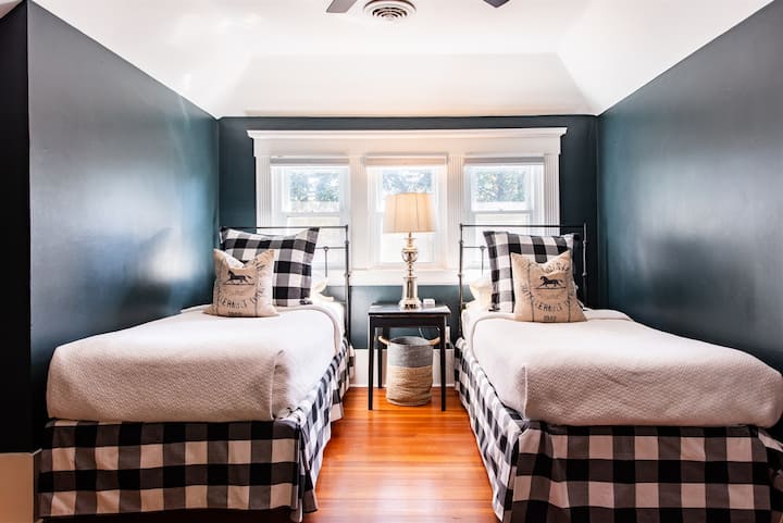 მე-6 საძინებელი ~ მე -3 სართული ~ 2 ერთადგილიანი საწოლი ~ 152 × 203 სმ ზომის საწოლი ~ აბაზანა-ტუალეტი