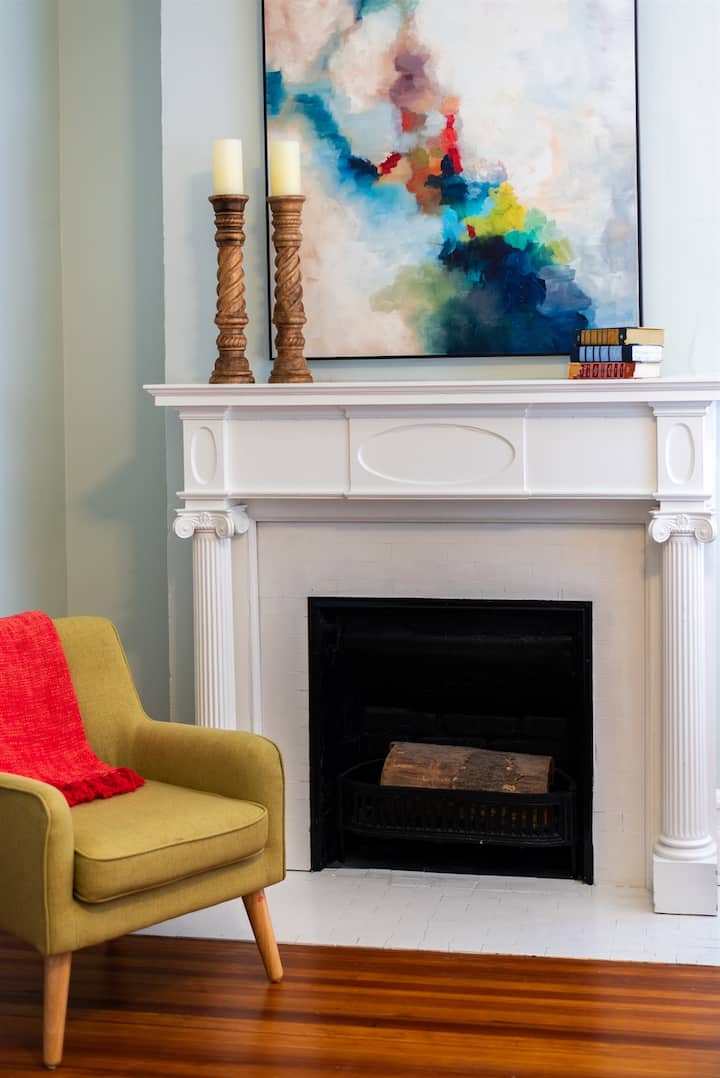 მოკალათდით დეკორატიულ ბუხართან ამ მყუდრო კუთხეში ბურბონის ბილიკზე ლუისვილის მაღალმთიანეთში! Მხიარული ხელოვნებითა და კომფორტული სკამით ის იდეალურია დისტილერიული ტურების შემდეგ დასასვენებლად.