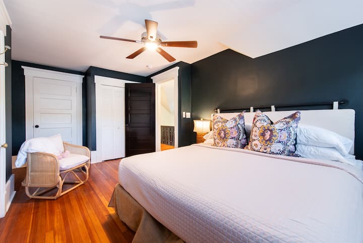 მე-5 საძინებელი ~ მე-3 სართული ~ საწოლი 193 × 203 სმ ~ 40" Smart ტელევიზორი ~ აბაზანა-ტუალეტი დერეფანში