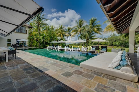 Massage room, private hammam and sea & green view