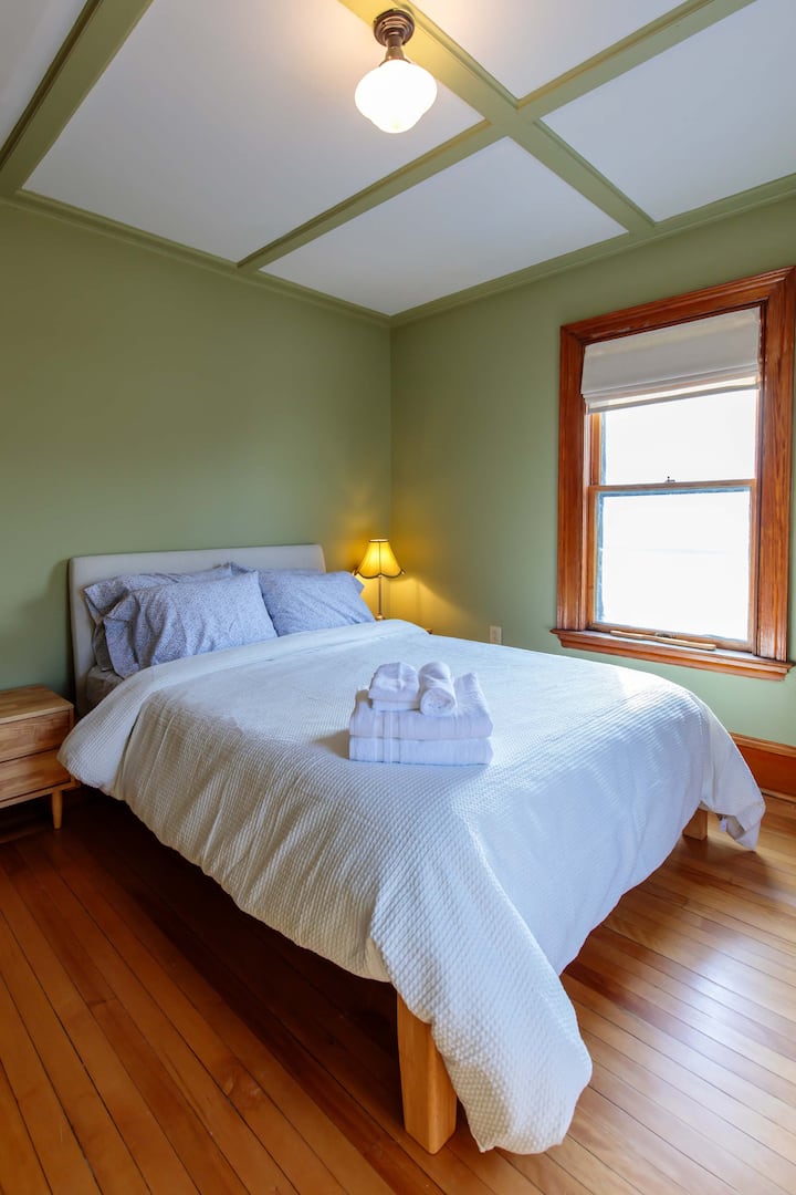 Chumba cha pili cha kulala kina nafasi kubwa na faragha.