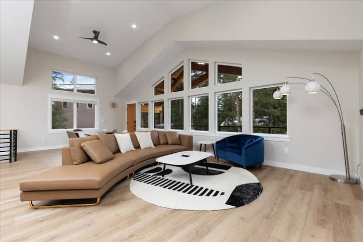Luxury Girdwood Retreat | 3 King Suites & Sauna - Girdwood, AK