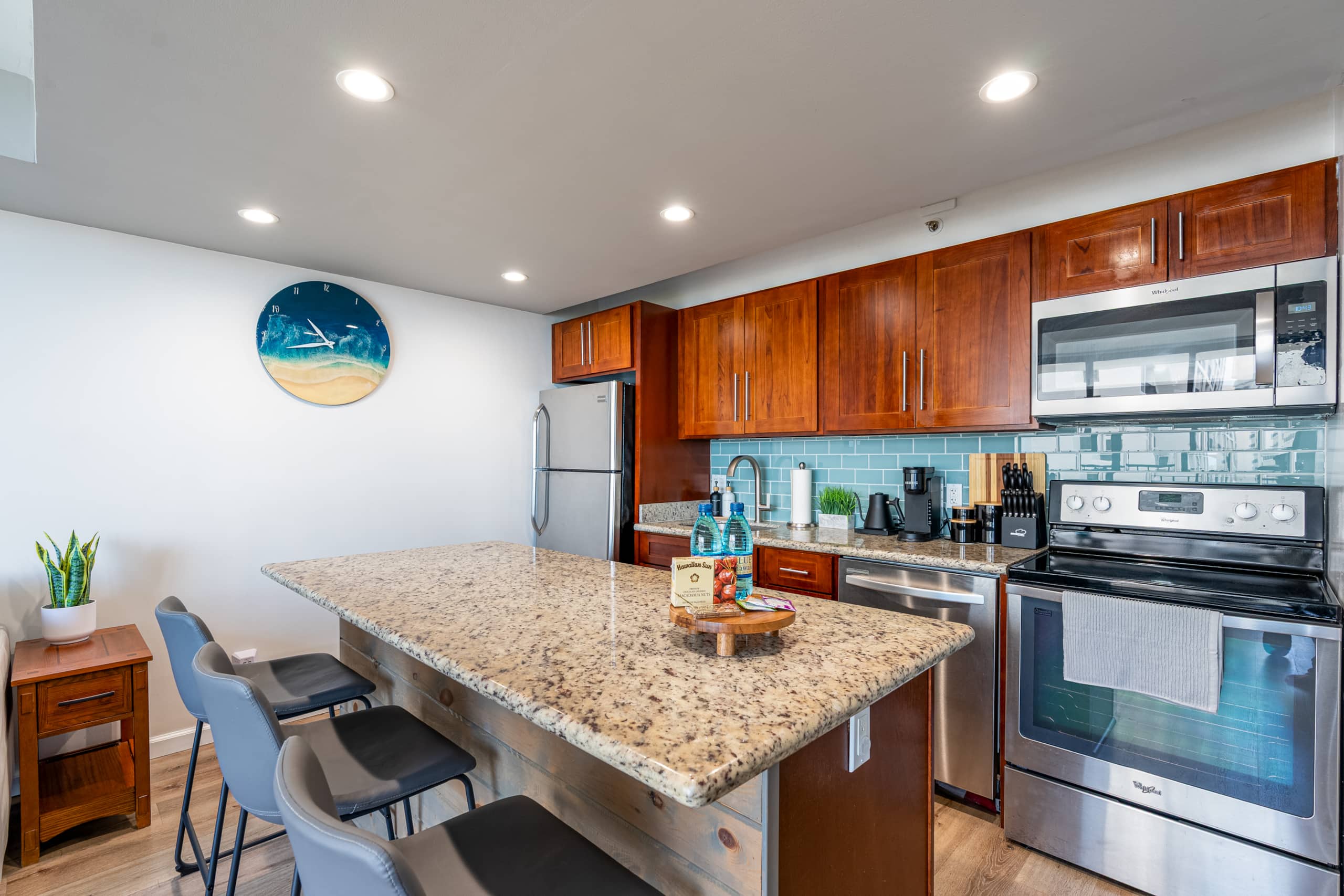 Condo in Honolulu · ★4.98 · 1 bedroom · 2 beds · 1 private bath - Image 6