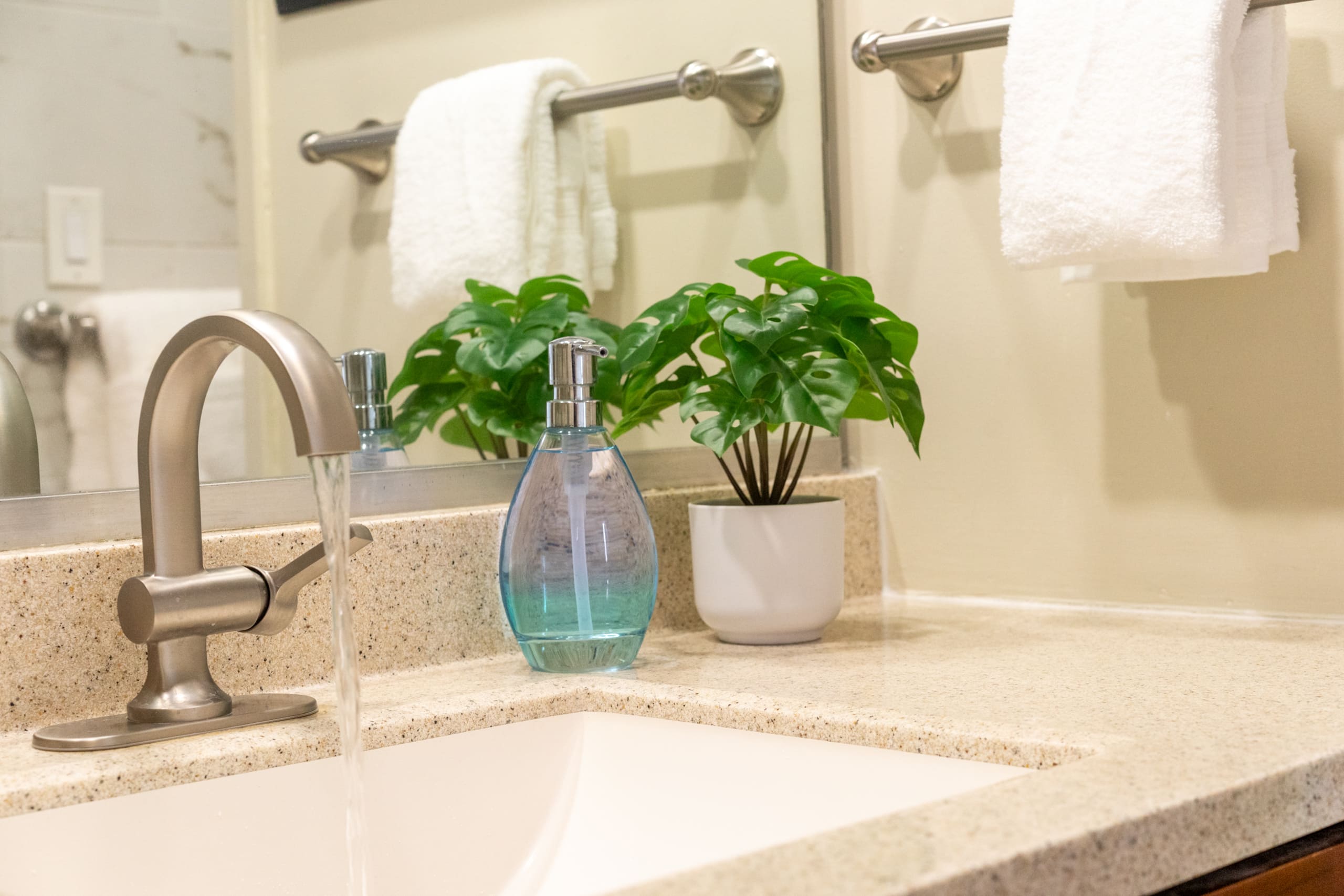 Condo in Honolulu · ★4.98 · 1 bedroom · 2 beds · 1 private bath - Image 14