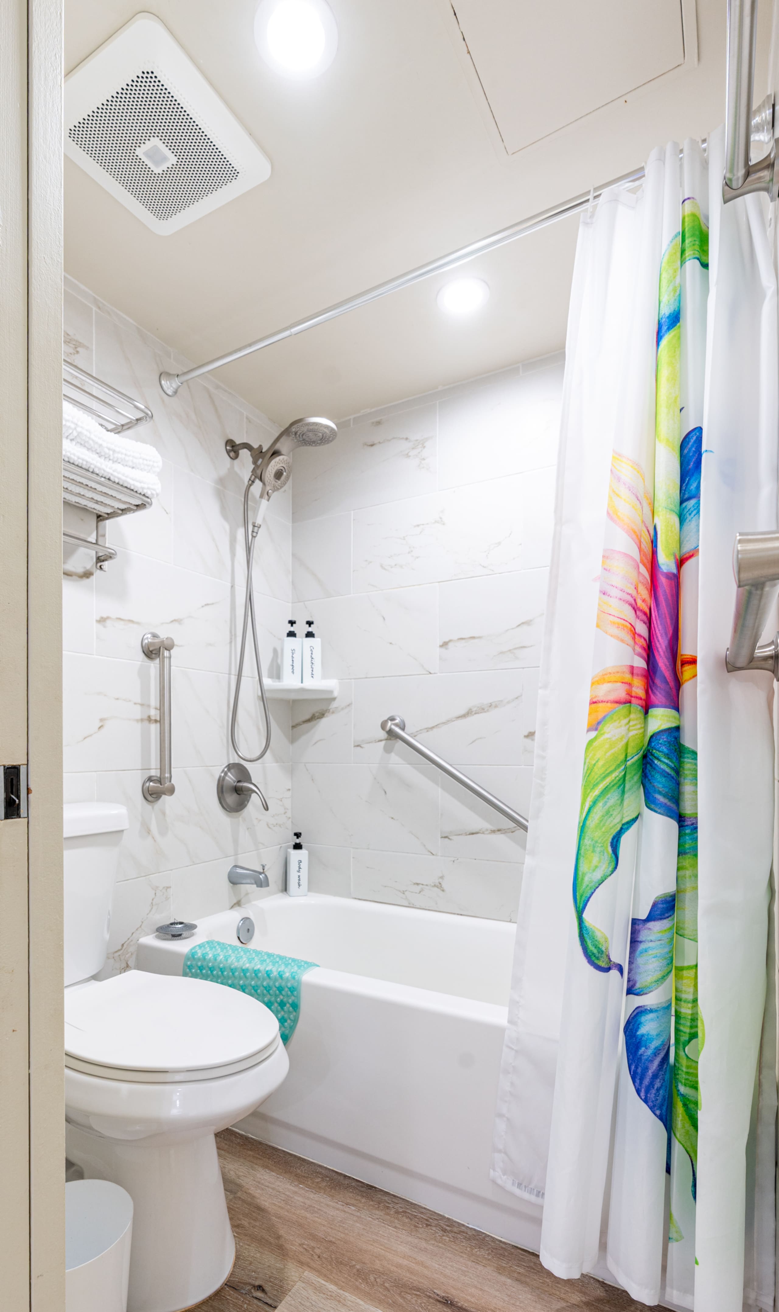 Condo in Honolulu · ★4.98 · 1 bedroom · 2 beds · 1 private bath - Image 15