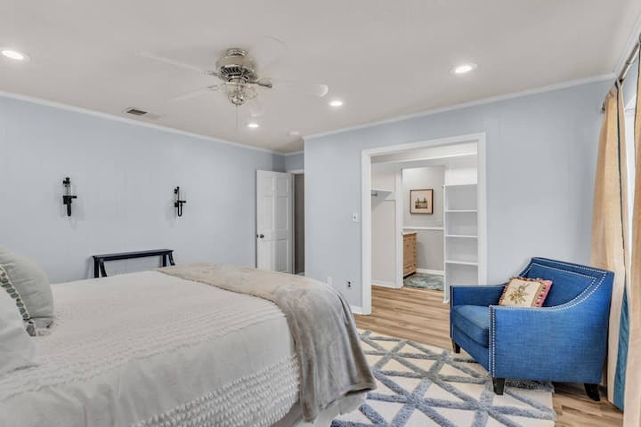 Гостинска спална соба бр. 3 со брачен кревет (широк 150-179 см) и стол со акцент и одење низ плакарот до заедничката бања!