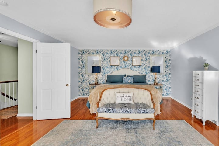 Примарна брачна спална соба со мал кауч за уживање во погледот на езерото Отис од лизгачката врата на дворот!