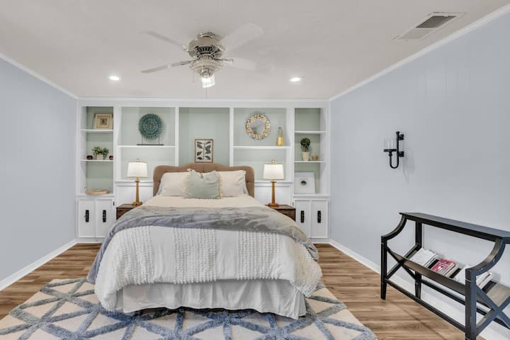 Гостинска спална соба бр. 3 со брачен кревет (широк 150-179 см) и стол со акцент!