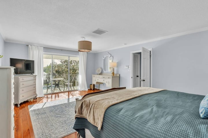 Примарна брачна спална соба со заеднички балкон за да го гледате изгрејсонцето!