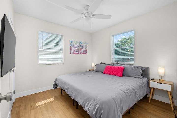 غرفة نوم مع سرير كينج [BR4] سرير كينج