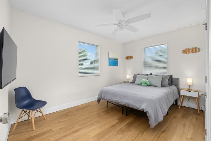 غرفة نوم مع سرير بحجم متوسط [BR3] سرير بحجم متوسط