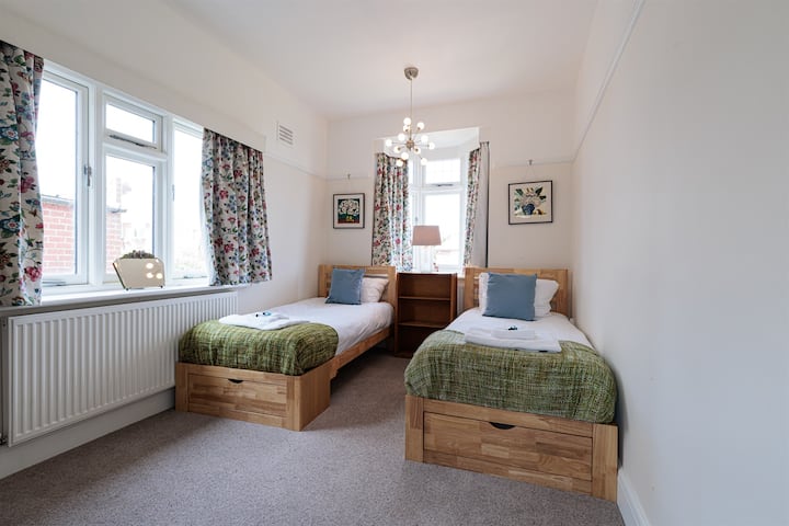 Chambre simple avec deux lits