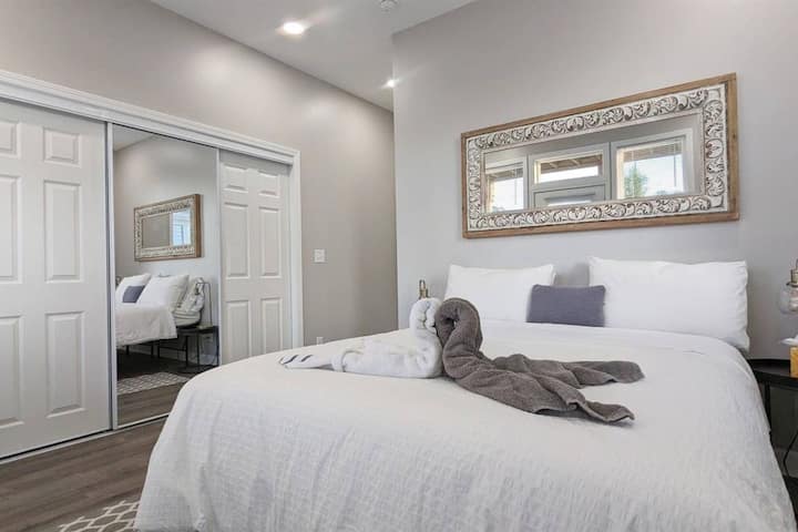 Odmorite se u elegantnoj spavaćoj sobi s ormarom s kliznim ogledalom koji kombinira eleganciju i funkcionalnost za ugodan boravak.