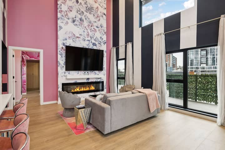 Incluye chimenea, sofá cama, cama murphy, TV inteligente y techos altos