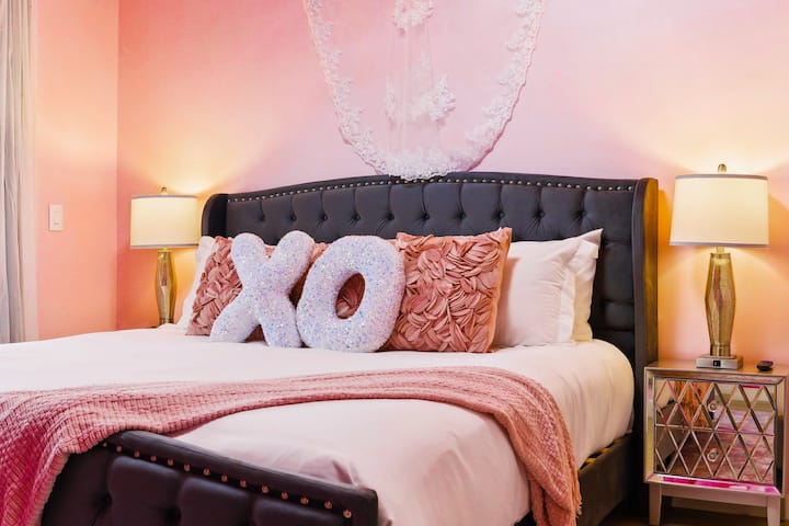 Dormitorio principal en el primer piso con baño privado y acceso al patio