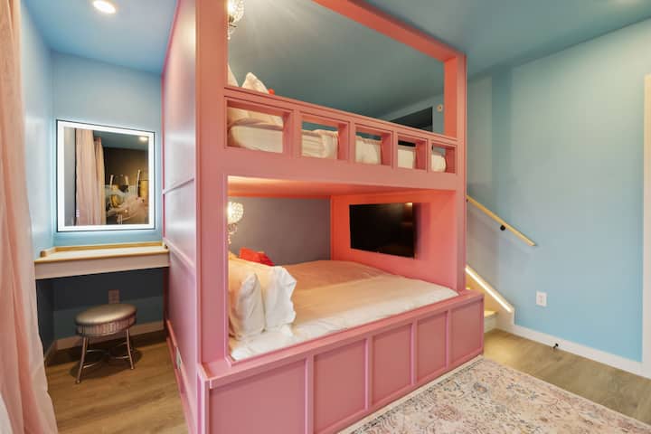 Litera tamaño queen con dos televisores inteligentes más área de tocador y acceso a patio privado